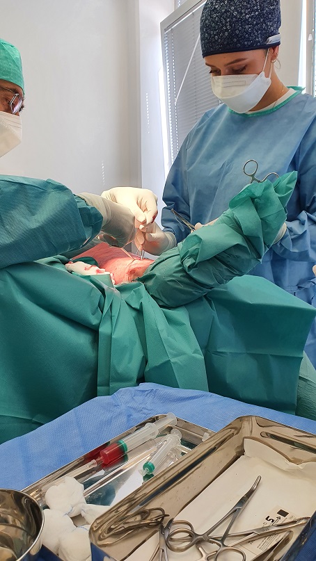 Končni rezultat operativnega posega je ožilju je plod celotne ekipe, od kirurga do medicinske sestre, ki skrbi za ugoden pooperativni nadzor in počutje operiranca.